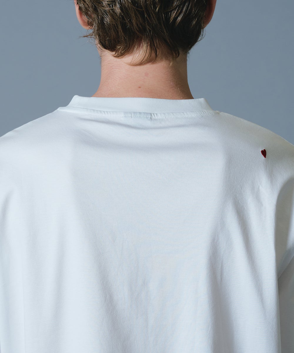 D/him エンボスロゴ コットンスムースTシャツ TOPS Night STORE